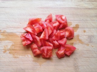 家常挂面,西红柿去皮切成小块。
