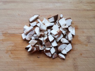 家常挂面,香菇洗干净切成小块。