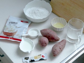 糯米紫薯糕,准备需要的材料，
糯米粉300g，温水200g，玉米油20g，糖20g，紫薯3个，炼乳13g，牛奶17g，椰蓉适量