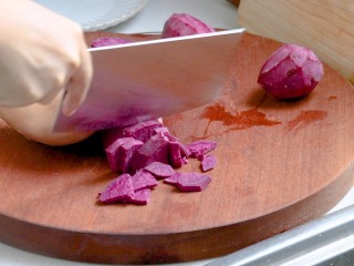 糯米紫薯糕,切成片方便蒸熟