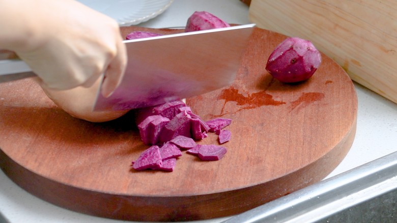 糯米紫薯糕,切成片方便蒸熟
