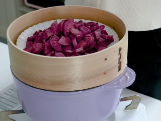 糯米紫薯糕,放入蒸锅