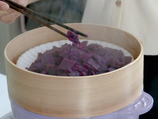 糯米紫薯糕,蒸到筷子可以轻易夹断
