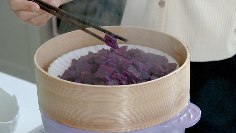 糯米紫薯糕,蒸到筷子可以轻易夹断