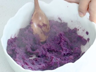 糯米紫薯糕,碾成泥