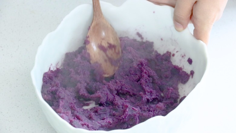 糯米紫薯糕,碾成泥
