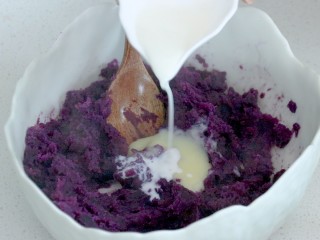 糯米紫薯糕,加入13g炼乳和17g牛奶