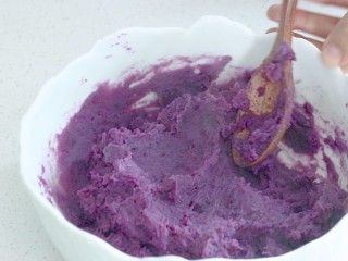 糯米紫薯糕,做成紫薯泥