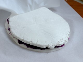 糯米紫薯糕,把另外一张饼盖在上面