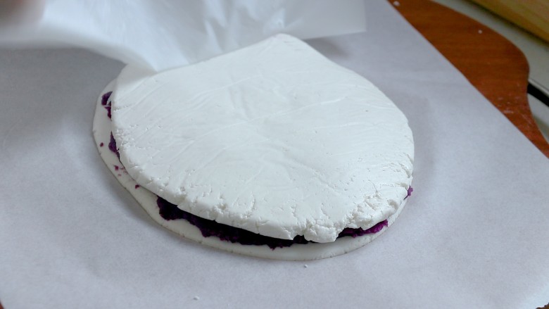 糯米紫薯糕,把另外一张饼盖在上面