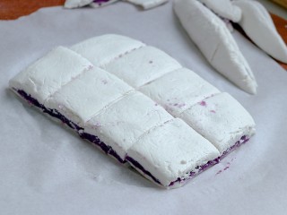 糯米紫薯糕,切成小块