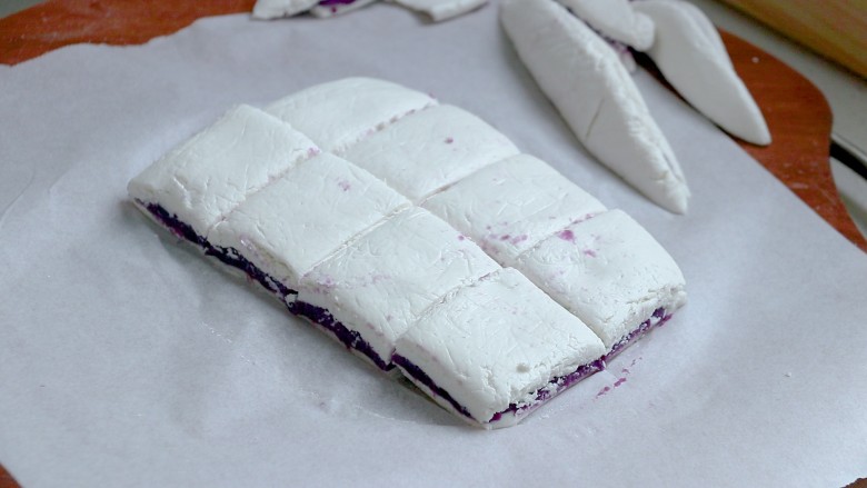 糯米紫薯糕,切成小块