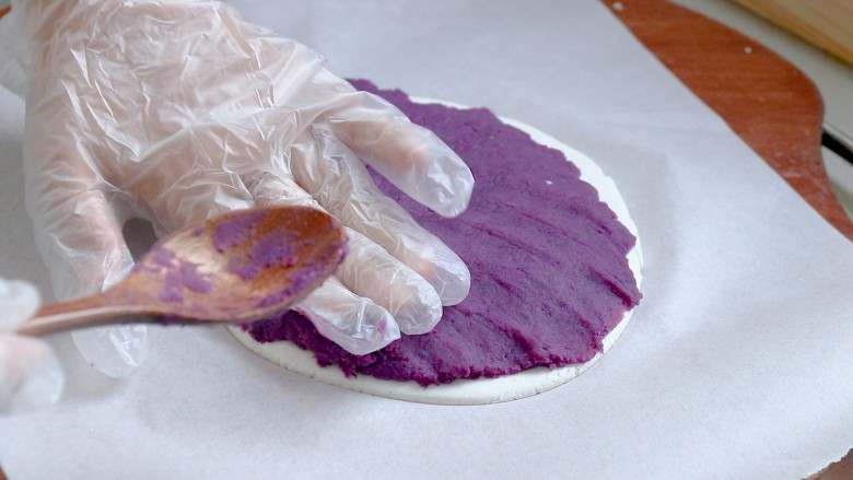 糯米紫薯糕,铺上紫薯泥