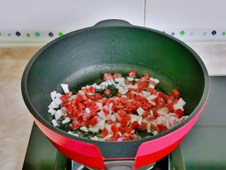 什锦香肠焖饭,起油锅，加入洋葱煸炒再加入肠丁。