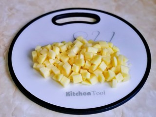 什锦香肠焖饭,土豆去皮洗净切小块。