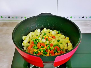 什锦香肠焖饭,再加入土豆块，玉米粒胡萝卜丁豌豆。