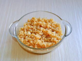 鸡蛋火腿炒饭,米饭中淋上两小勺生抽，充分搅拌均匀，放旁边备用。