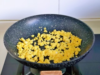 鸡蛋火腿炒饭,起油锅，倒入蛋液，立即用筷子不停地搅拌，直到蛋液凝固停止，盛出备用。(这样煎蛋，做蛋炒饭口感很好呦～）