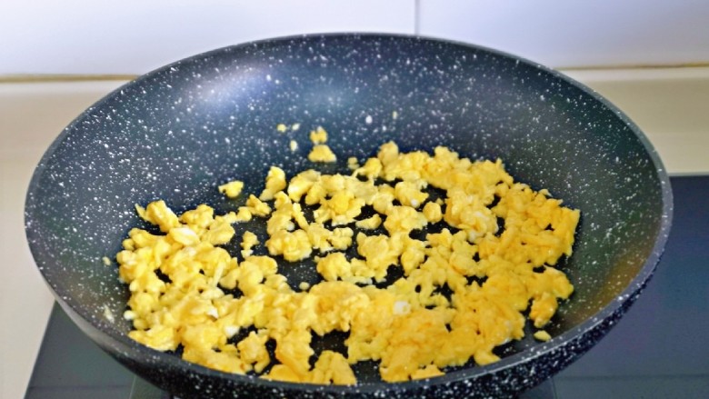 鸡蛋火腿炒饭,起油锅，倒入蛋液，立即用筷子不停地搅拌，直到蛋液凝固停止，盛出备用。(这样煎蛋，做蛋炒饭口感很好呦～）