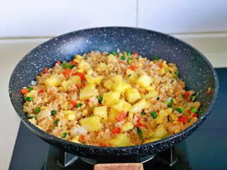鸡蛋火腿炒饭,最后加入菠萝，翻炒均匀关火出锅。
