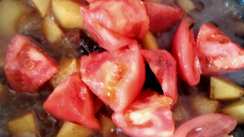 西红柿土豆炖牛肉,倒入柿子，大火炖至柿子成汁状