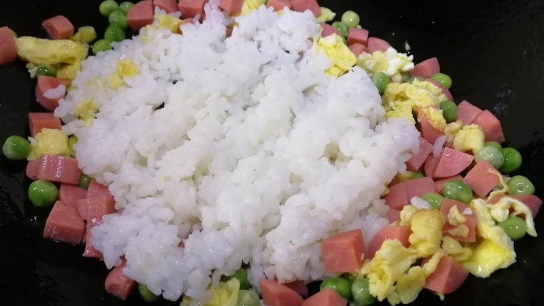 鸡蛋火腿炒饭,放入打散的米饭。
