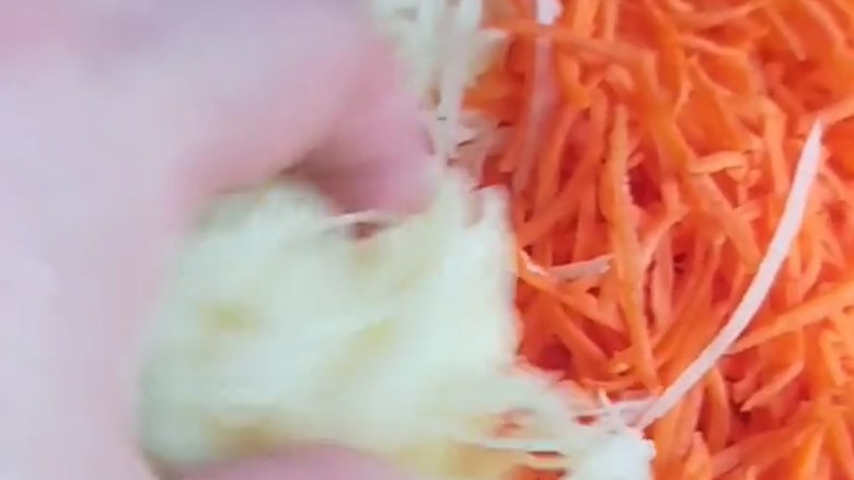 家常土豆饼,土豆胡萝卜用擦丝器擦丝。