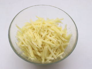 家常土豆饼,土豆去皮洗净后，擦成细丝放入容器里。