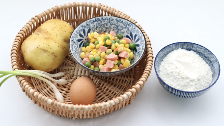 家常土豆饼,首先备齐做土豆饼的所有食材。