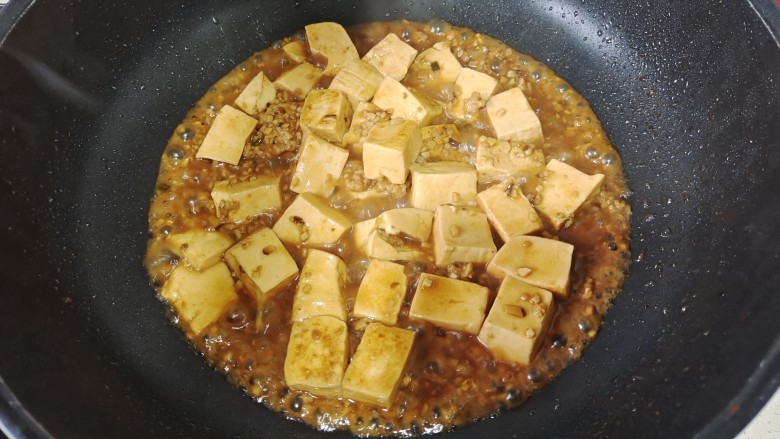 香菇肉末豆腐,加入适量水淀粉煮至汤汁浓稠即可