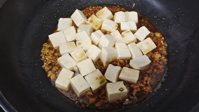 香菇肉末豆腐,加入豆腐，加入适量清水盖盖闷炖5分钟