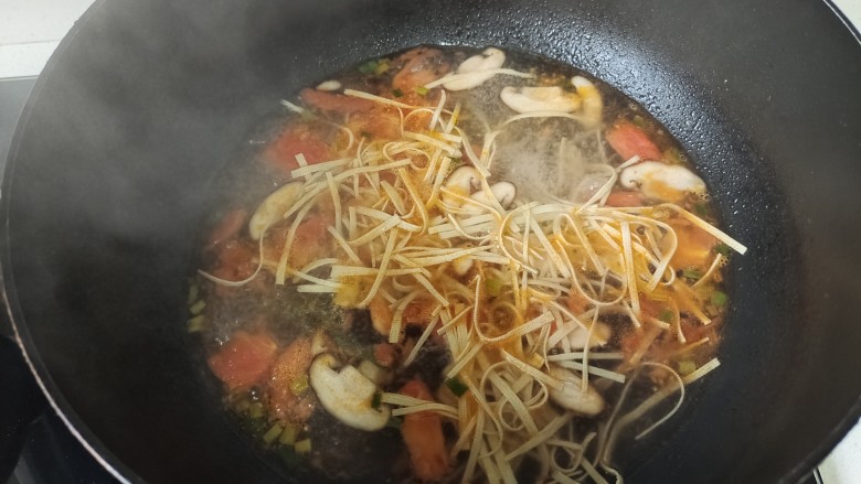 青菜鱼丸汤,加入豆腐皮丝