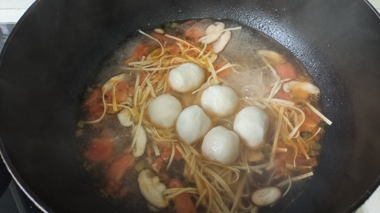 青菜鱼丸汤,加入鱼丸再次煮开