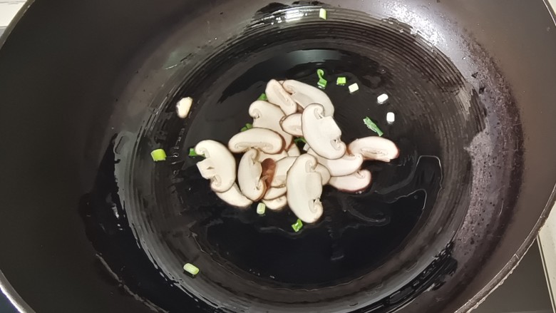 青菜鱼丸汤,放入香菇片翻炒片刻