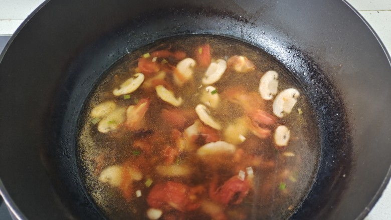 青菜鱼丸汤,加入适量清水煮开