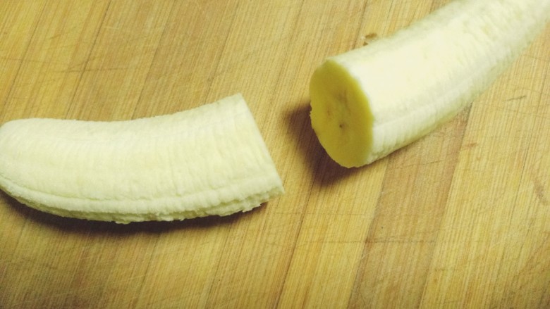 酥炸香蕉,把香蕉切两半
