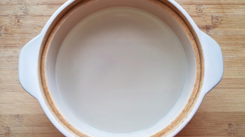 胡萝卜肉末粥,将大米淘洗干净，放入砂锅加入纯净水。