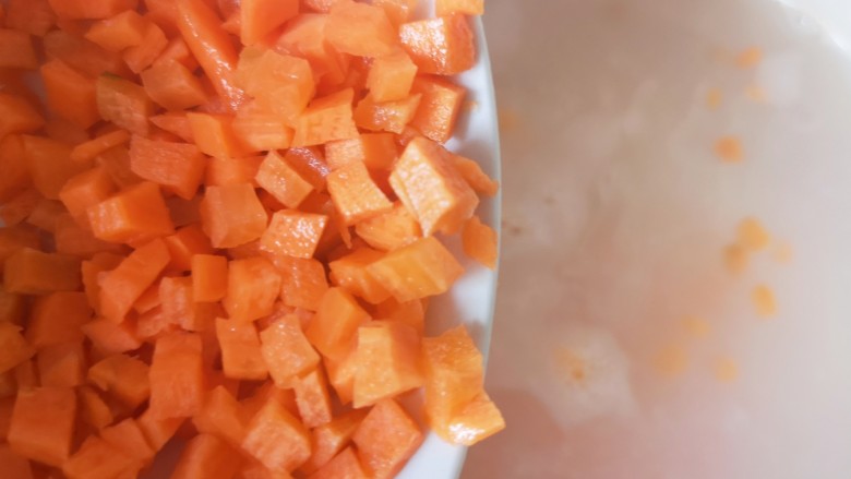 胡萝卜肉末粥,加入砂锅搅拌均匀。