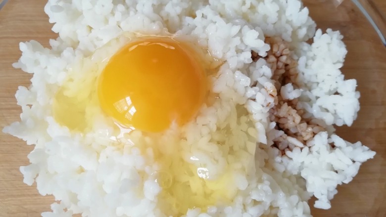 鸡蛋火腿炒饭,米饭里面打入一个鸡蛋，加入两勺<a style='color:red;display:inline-block;' href='/shicai/ 135354'>味极鲜酱油</a>和一勺熟油。 