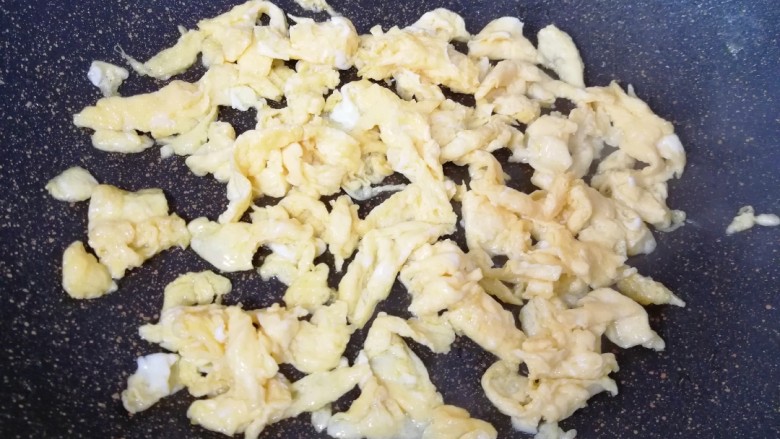鸡蛋火腿炒饭,另一个鸡蛋打散，炒锅内倒适量的食用油烧热，下入蛋液快速划炒定型，盛出备用。 