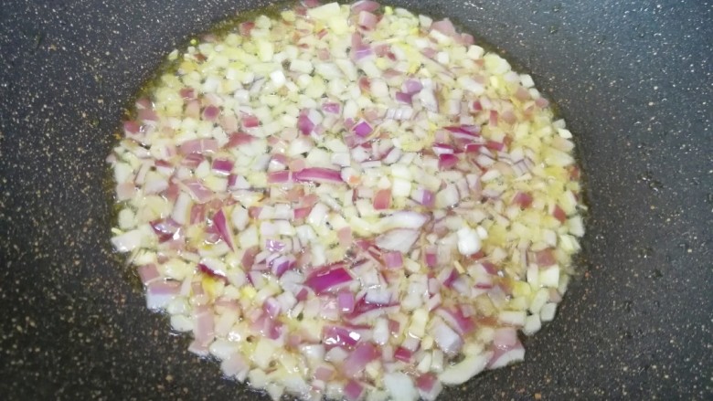 鸡蛋火腿炒饭,炒锅继续倒入适量的食用油烧热，下入洋葱炒香。 