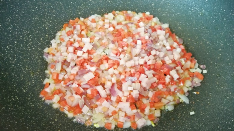 鸡蛋火腿炒饭,下入红萝卜和火腿肠翻炒均匀。 
