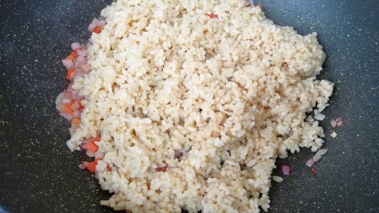 鸡蛋火腿炒饭,下入拌好的米饭翻炒均匀。 
