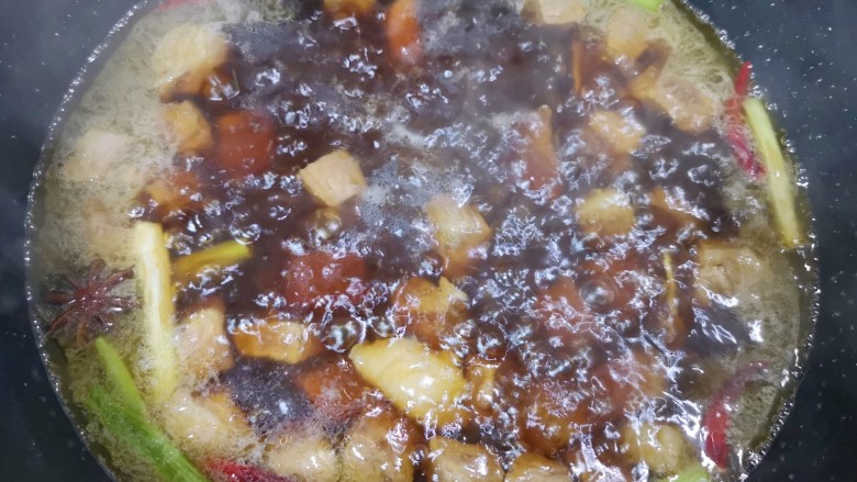 豆角牛柳,加入开水，烧开以后转中火炖一个半小时。
