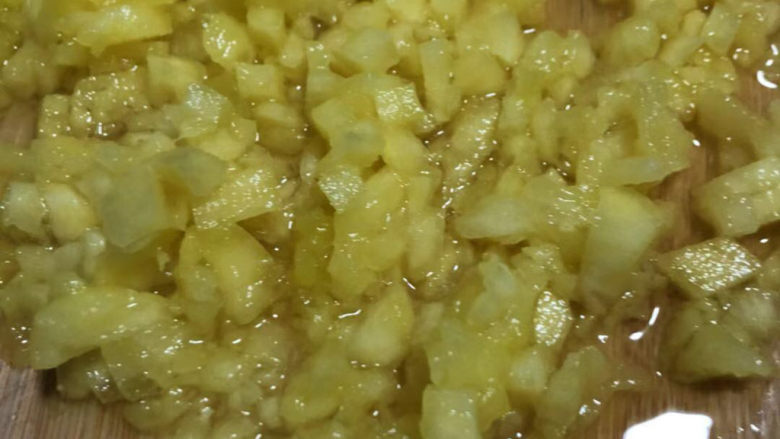 菠萝酱,菠萝浸泡片刻后捞出沥干，切细丁。