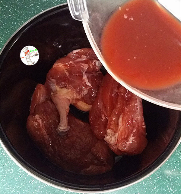 叉烧里脊肉,将腌好的里脊肉及腌汁全部倒入压力锅中