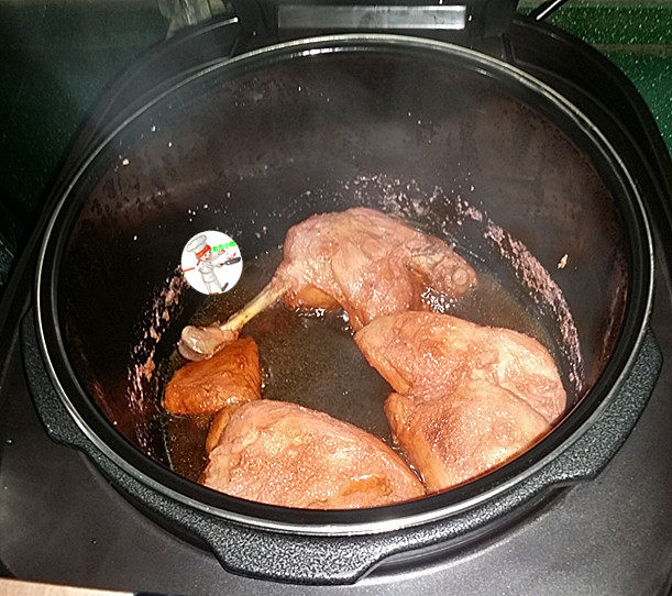 叉烧里脊肉,打开上盖：锅中尚有不少卤汁