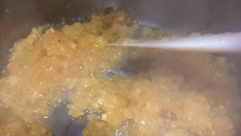菠萝酱,到后期翻炒更勤快一些，防止干锅。