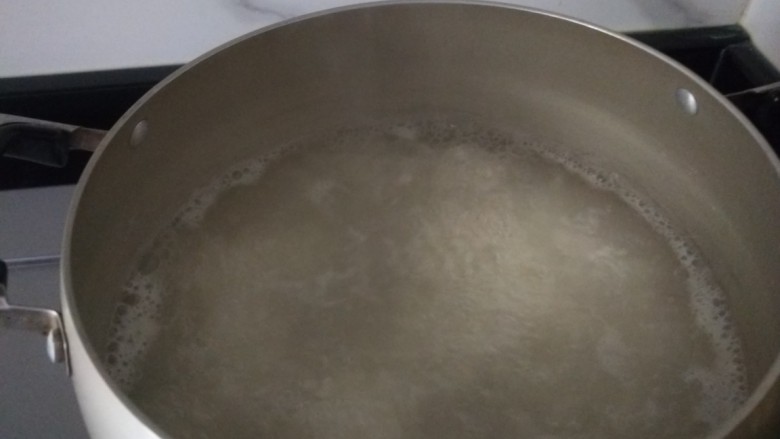 胡萝卜肉末粥,水开后下入香米中火煮10分钟