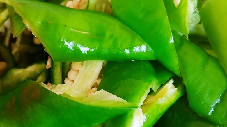 葱爆猪肝,几个辣椒从中间片开，切成菱形。